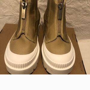 CALVIN KLEIN Stylish Women's Tan Boots